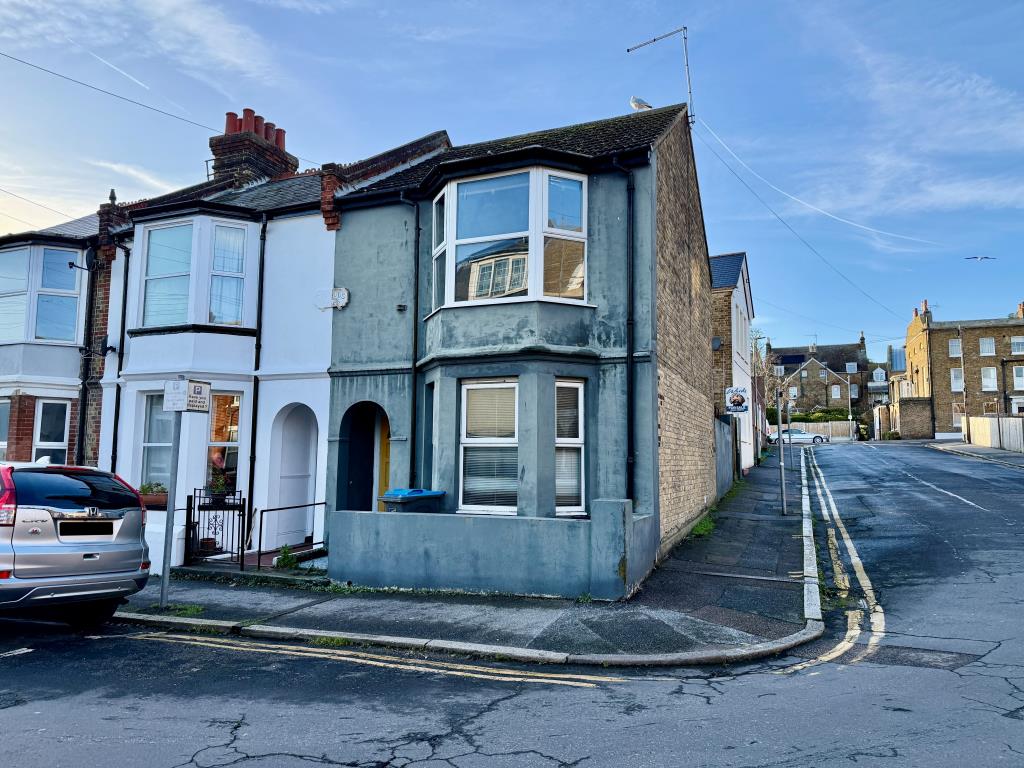 Lot: 167 - END-TERRACE IN TOWN CENTRE WITH POTENTIAL FOR PARKING - End-terrace house